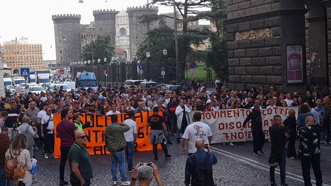 Corteo dei disoccupati a Napoli, blocco stradale al Porto