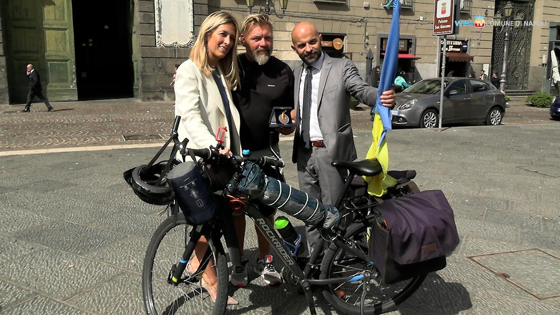 Mykola a Napoli, dall'Ucraina in bici per dire stop alla guerra