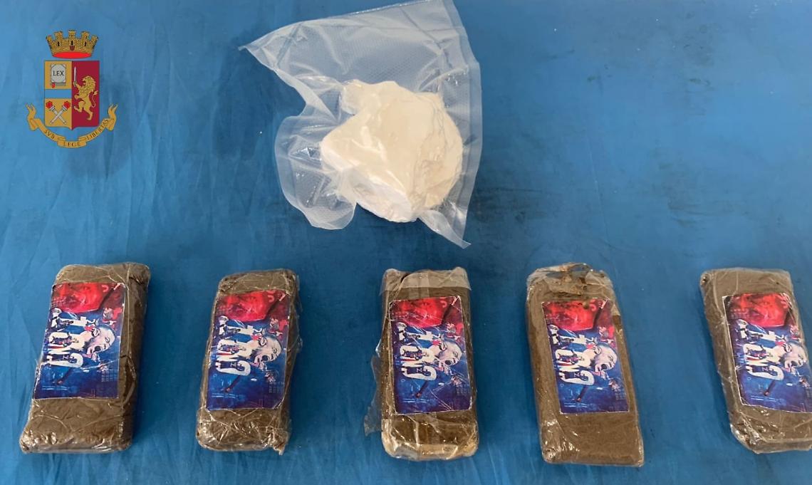 Ai domiciliari con la droga, arrestato 23enne