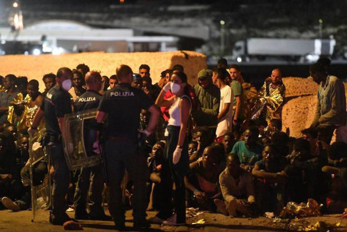 Migranti, nuova bozza decreto: sparisce Guardia Costiera da hotspot