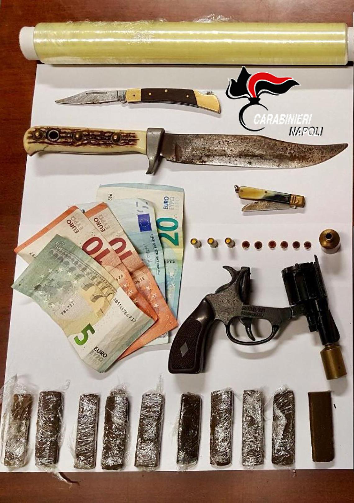 Bacoli, droga e pistola lanciarazzi nell'armadio