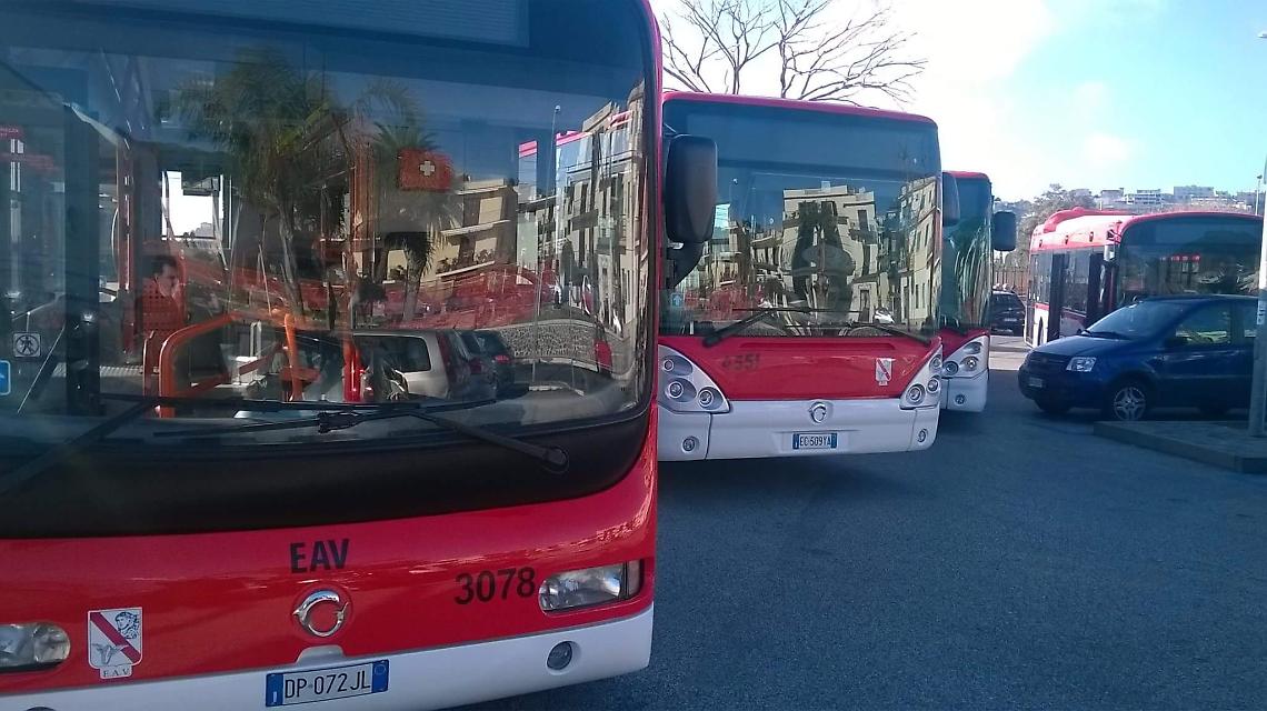 Trasporti, De Luca: «Altri 250 bus privati, stanziati 4 milioni di euro»