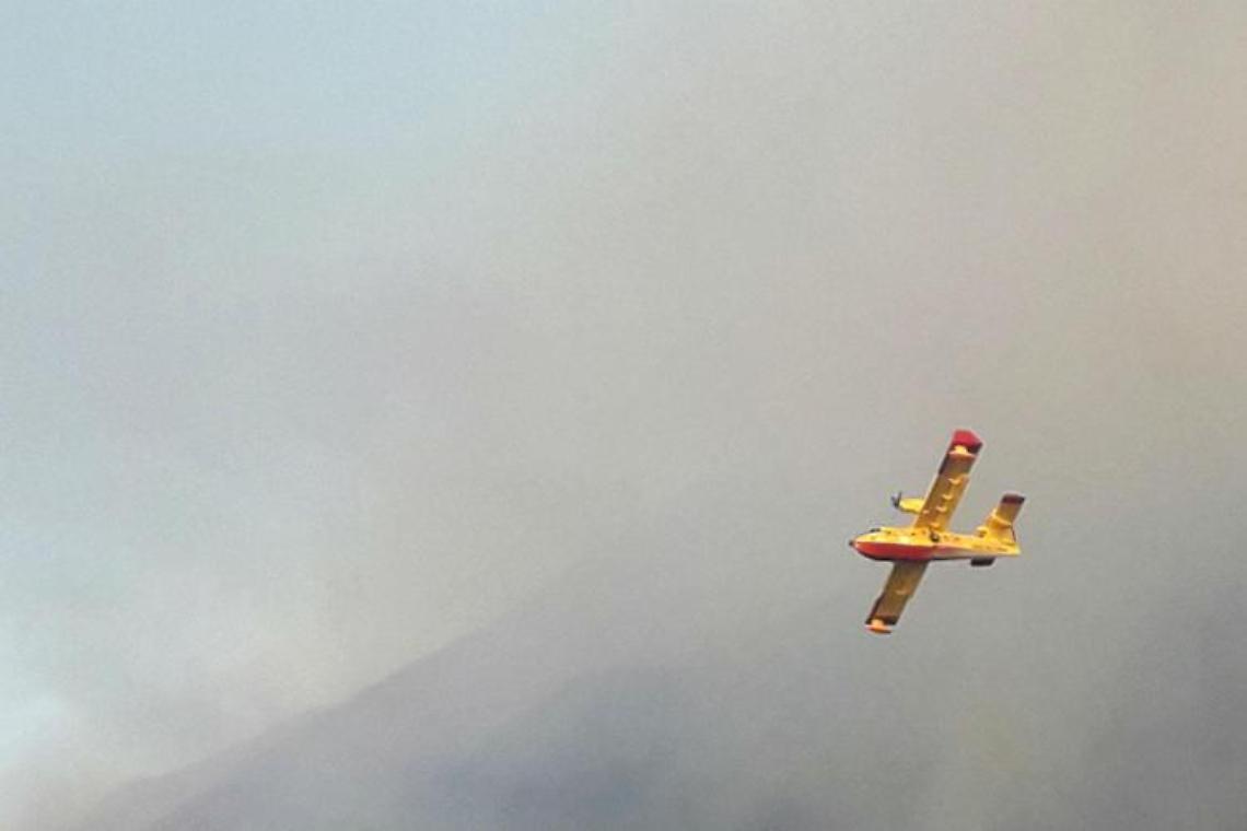Vasto incendio a Massa Lubrense, attenzione alle case vicine