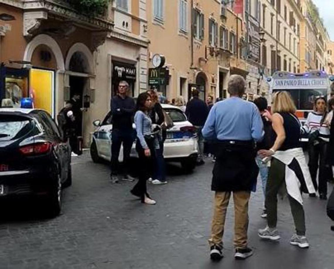 Rottweiler vola giù dalla finestra e colpisce una donna incinta