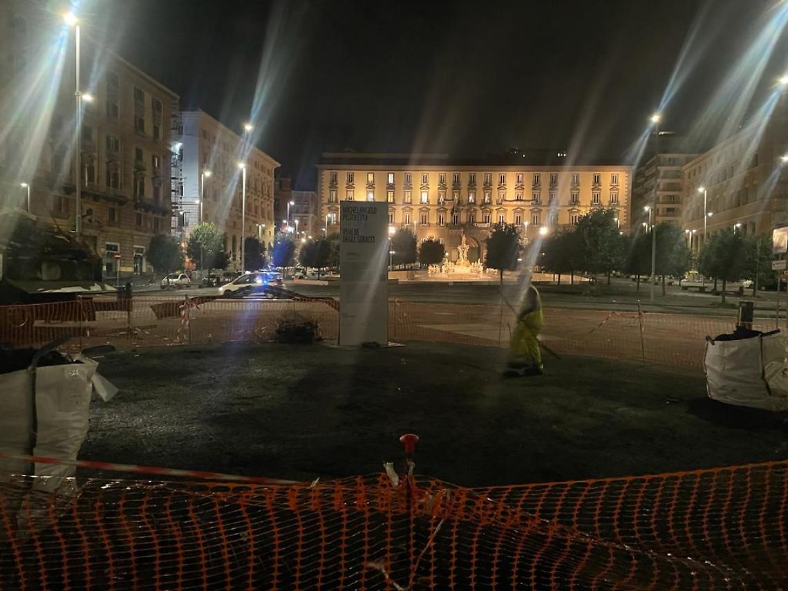 Venere degli Stracci, rimossa la struttura bruciata in piazza Municipio