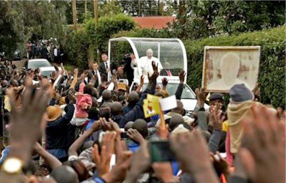 Il Papa nelle baraccopoli di Nairobi chiede terra, casa e lavoro per tutti
