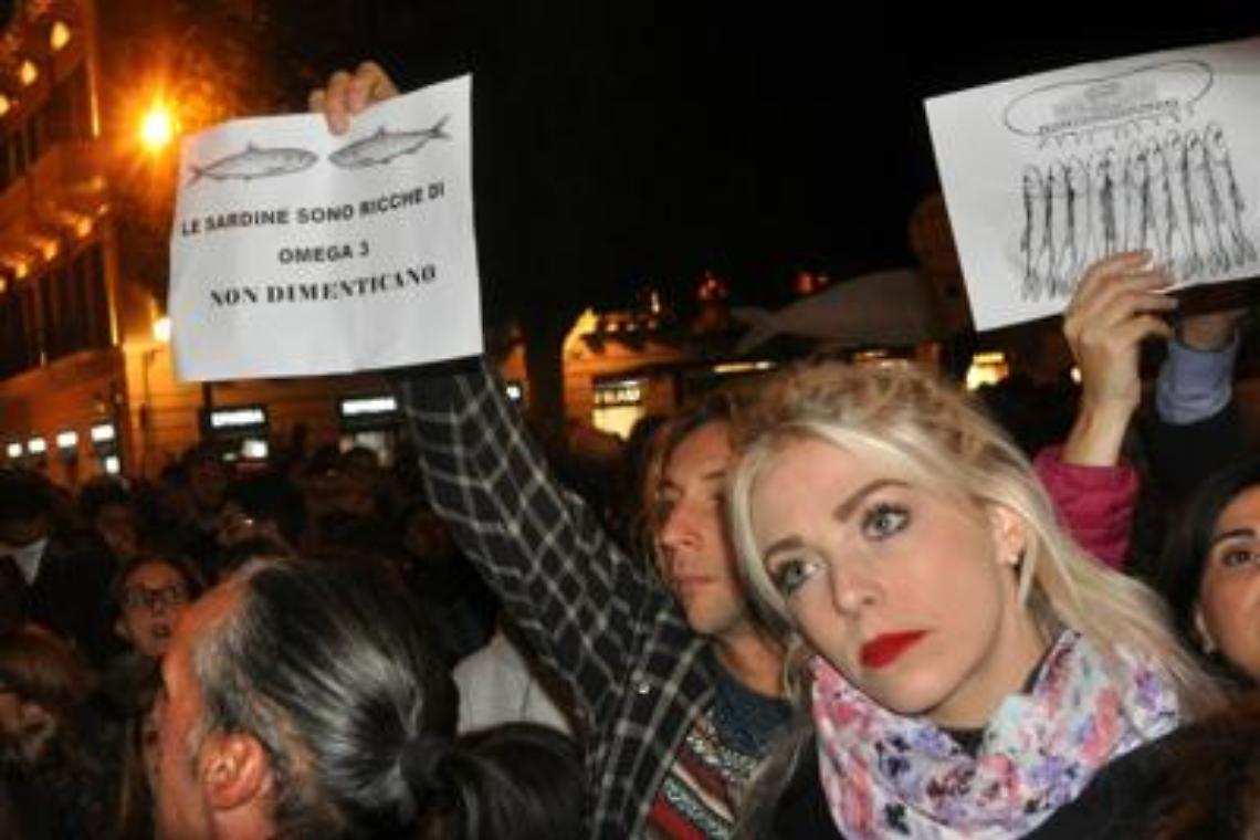 Sardine a Napoli, il flash mob di sabato si sposta a piazza Dante