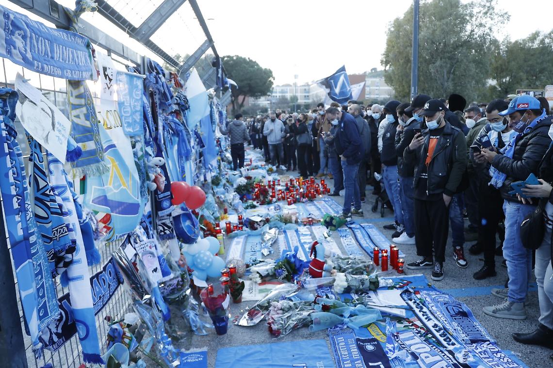 «Le istituzioni hanno lasciato Napoli ai tifosi», polemiche su assembramenti e rischio contagi