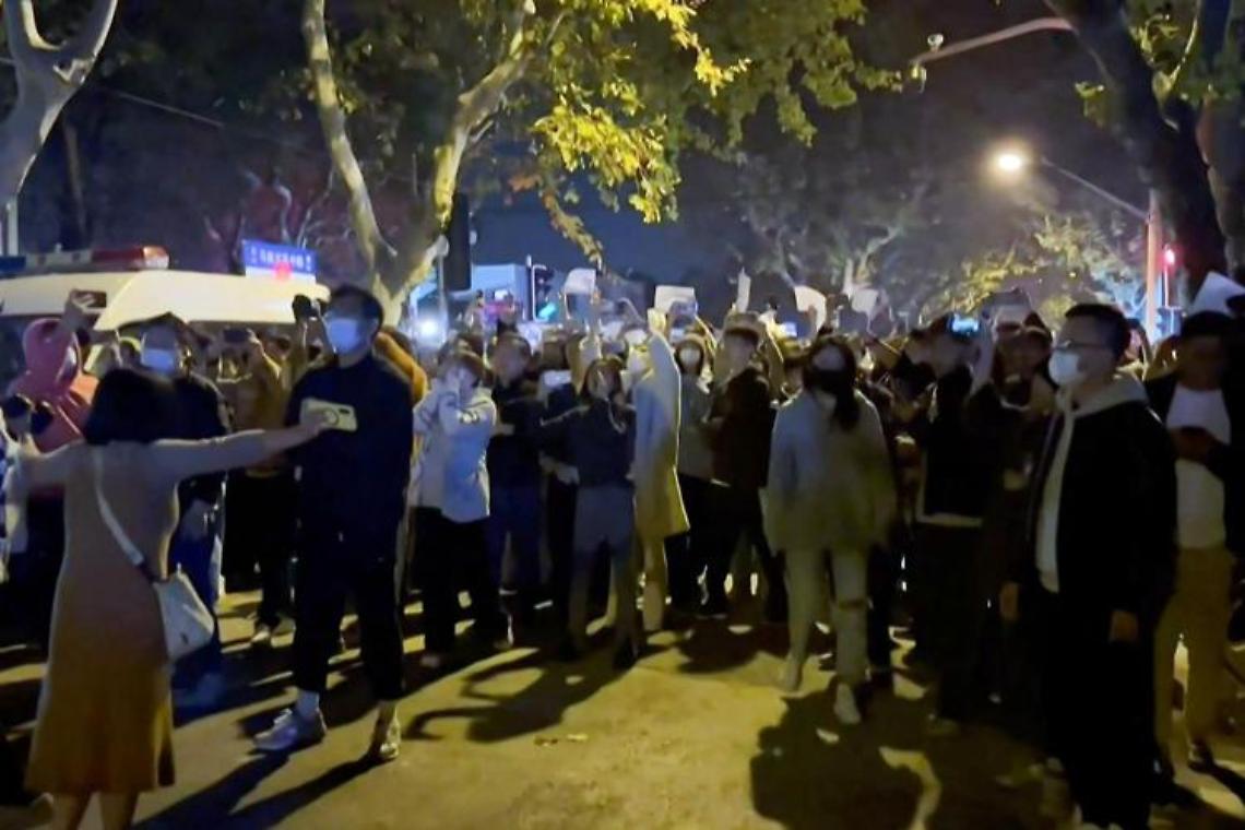 Covid in Cina, esplode la protesta contro le restrizioni