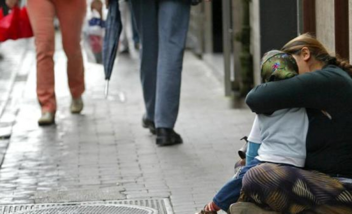 In braccio un bimbo di meno di 2 anni per chiedere l'elemosina