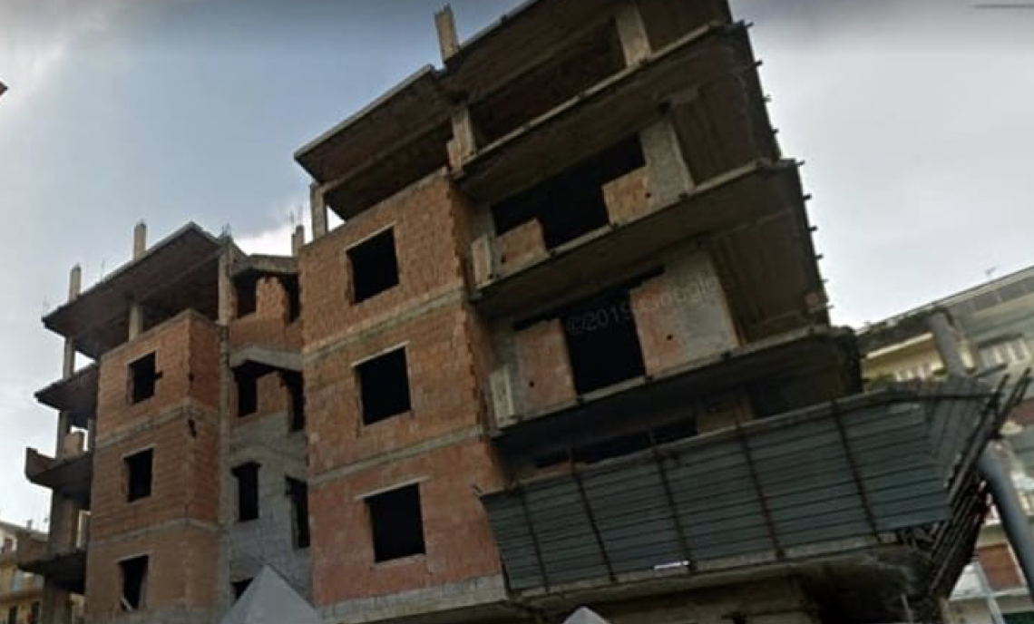 Fabbricato abusivo ai Colli Aminei, 62 anni per abbatterlo