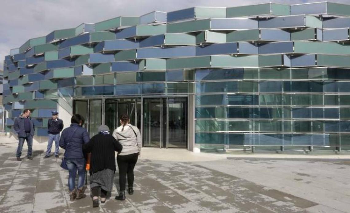 Affronta in strada i vicini e li accoltella: lui è grave