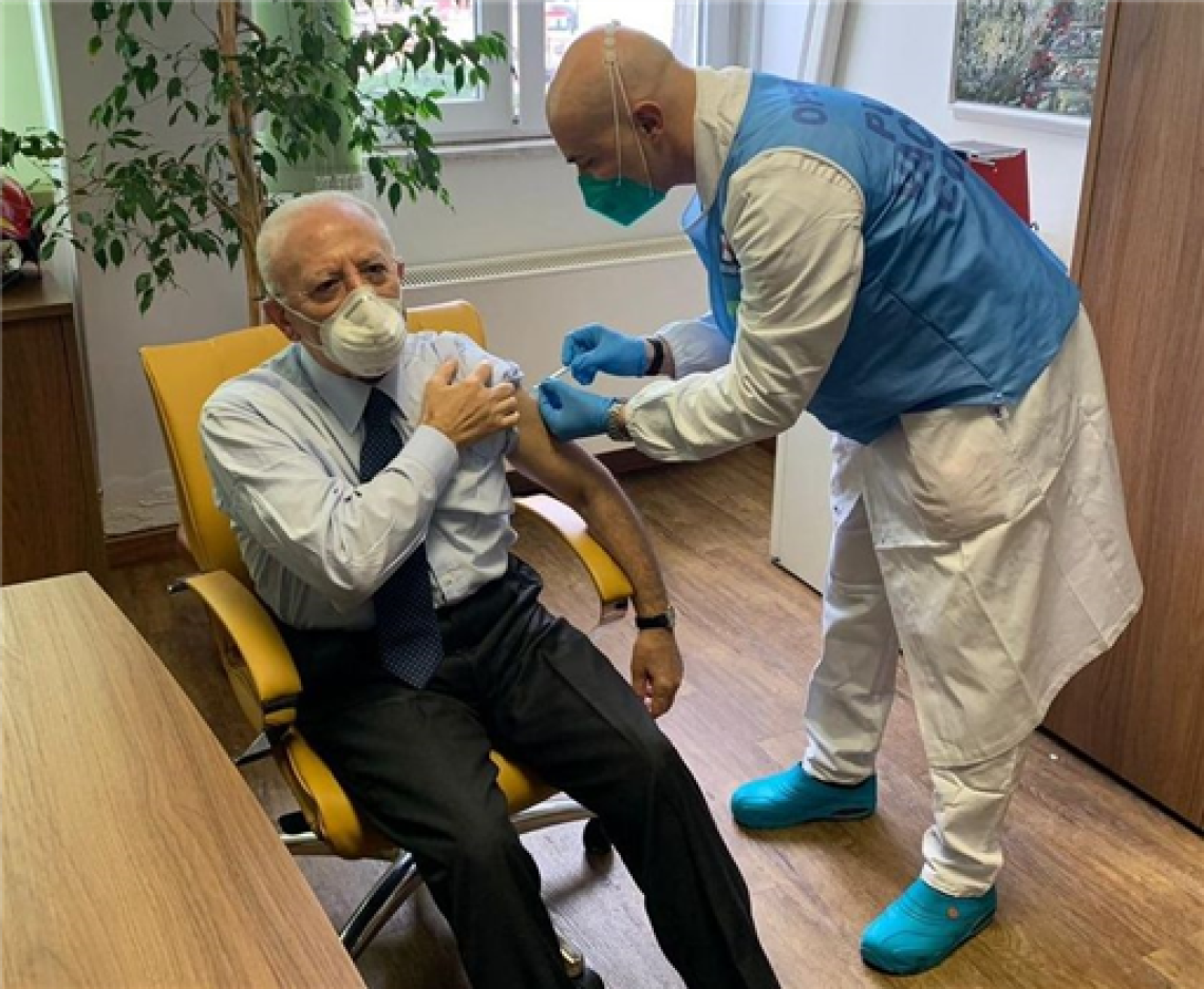 De Luca si vaccina, de Magistris accusa