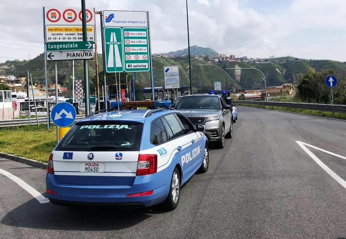 Nell'auto piena di sigarette, non si ferma all'alt: inseguito e fermato