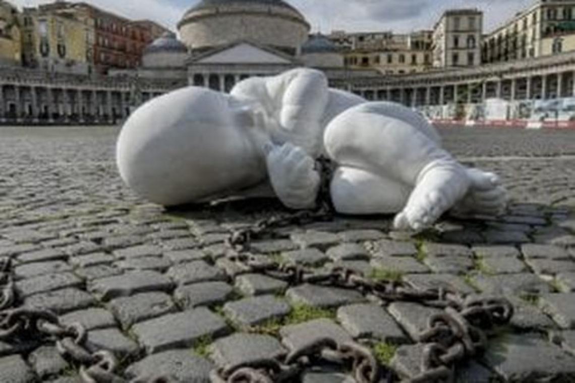 Per gioco perndono a calci la statua di Jago