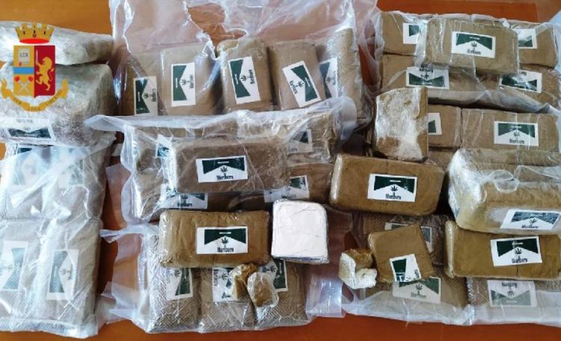 Spaccio nel fortino degli Aprea: preso 21enne