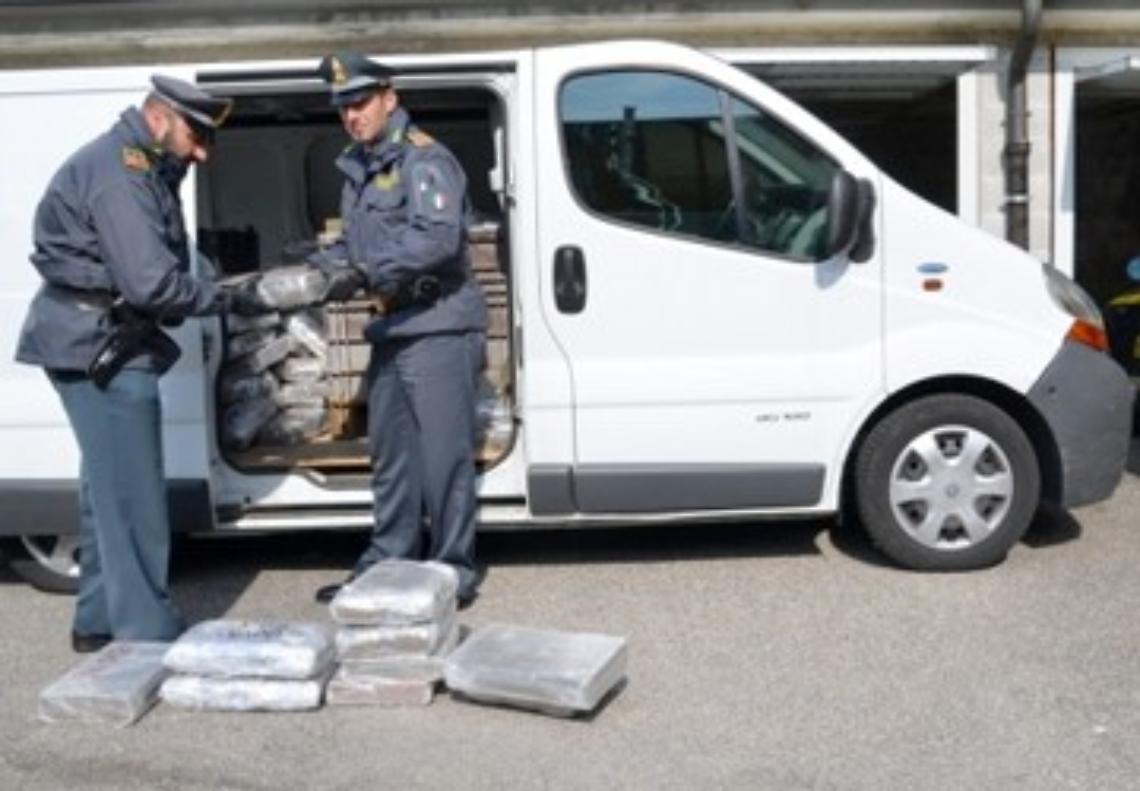 Nel doppio vano di un furgone 290 chili di hashish