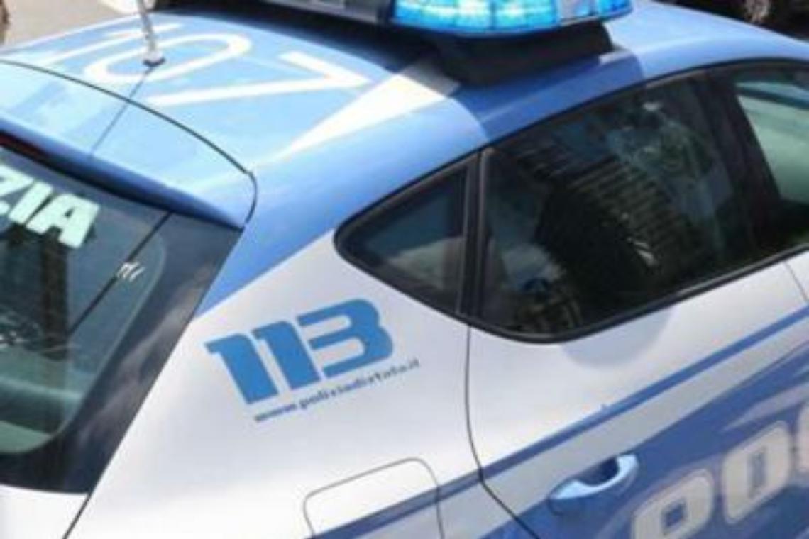 Ubriachi litigano al centro d'accoglienza, il figlio di 5 anni chiede aiuto