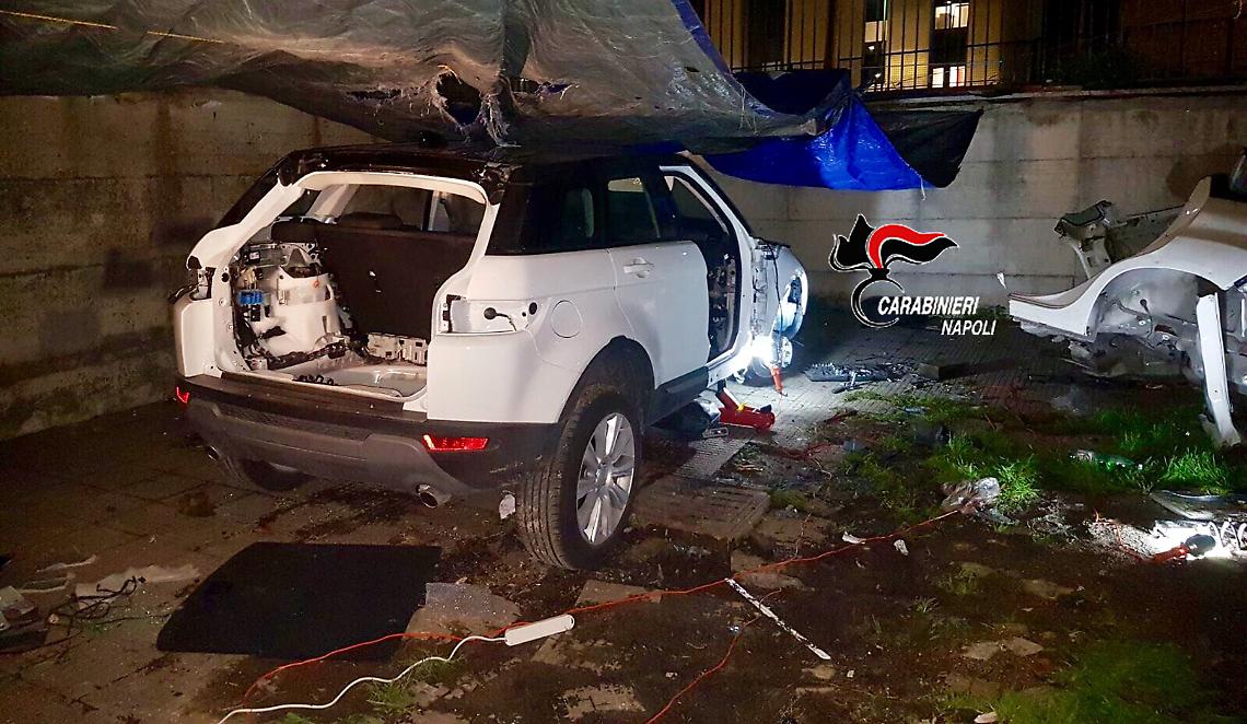 Sorpresi a smontare suv rubato, fermati un 18enne e due minori