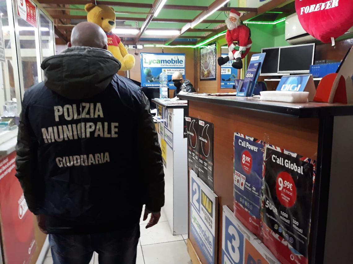 Napoli, scoperta centrale di sim con intestazioni fittizie