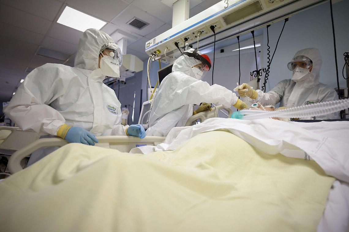 Positiva al Covid  dopo tre dosi di vaccino lotta tra la vita e la morte: «Si è aggravata all'improvviso»