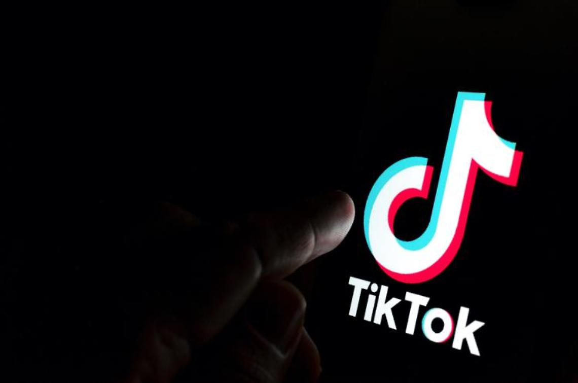 Si spara e muore mentre gira un video su TikTok: aveva solo 14 anni