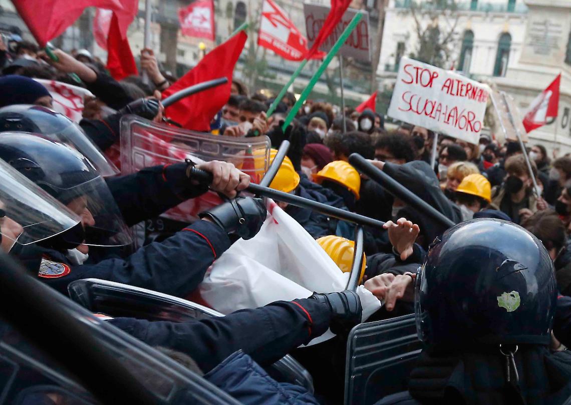 Corteo per Lorenzo, scontri a piazza dei Martiri