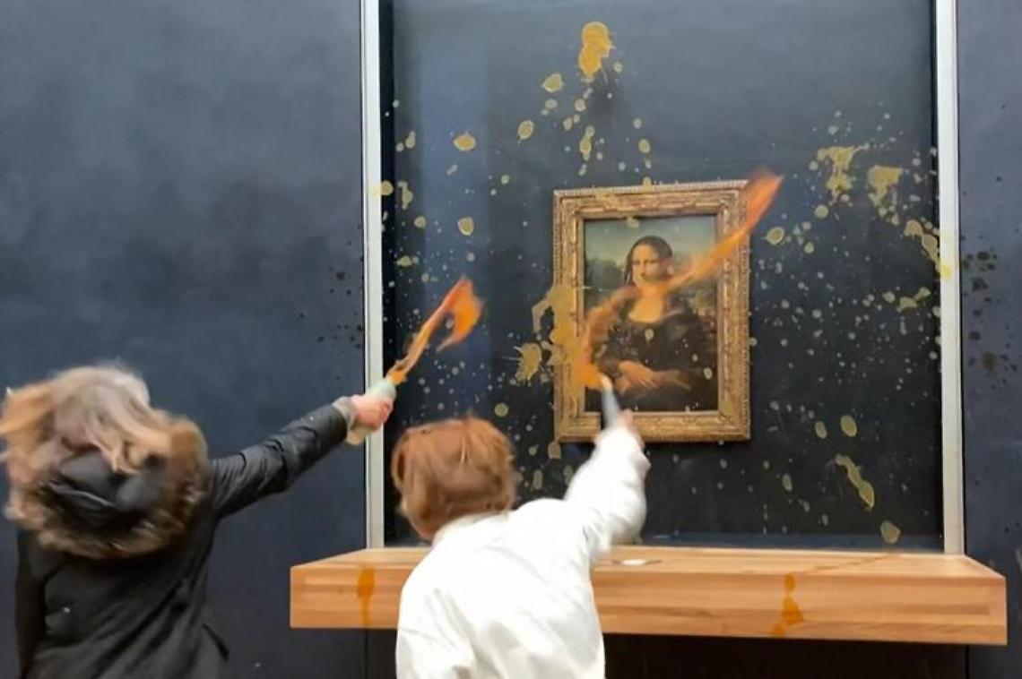 Blitz attivisti contro la Gioconda al Louvre, lanciata zuppa sul vetro