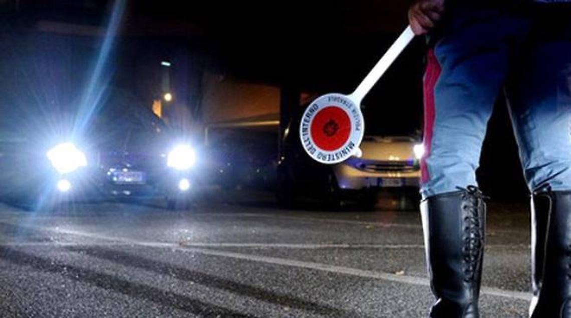 Rubano ponteggi da un cantiere, presi in autostrada