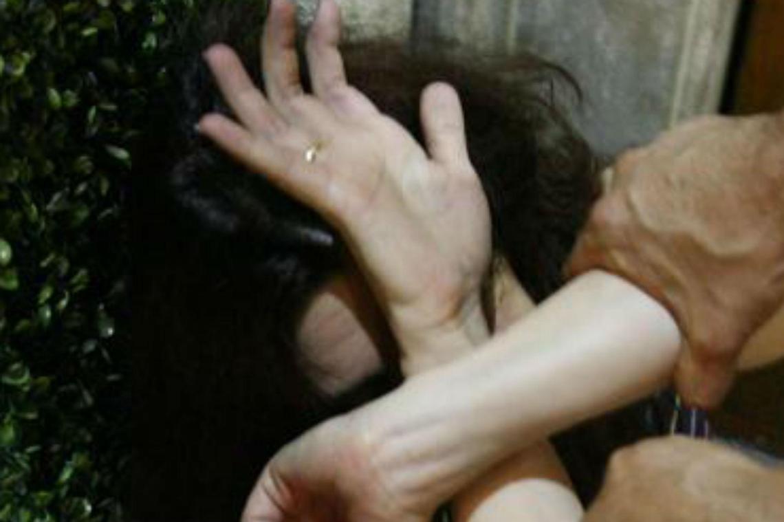 Non accetta la fine della storia, ferisce ex moglie con un coltello