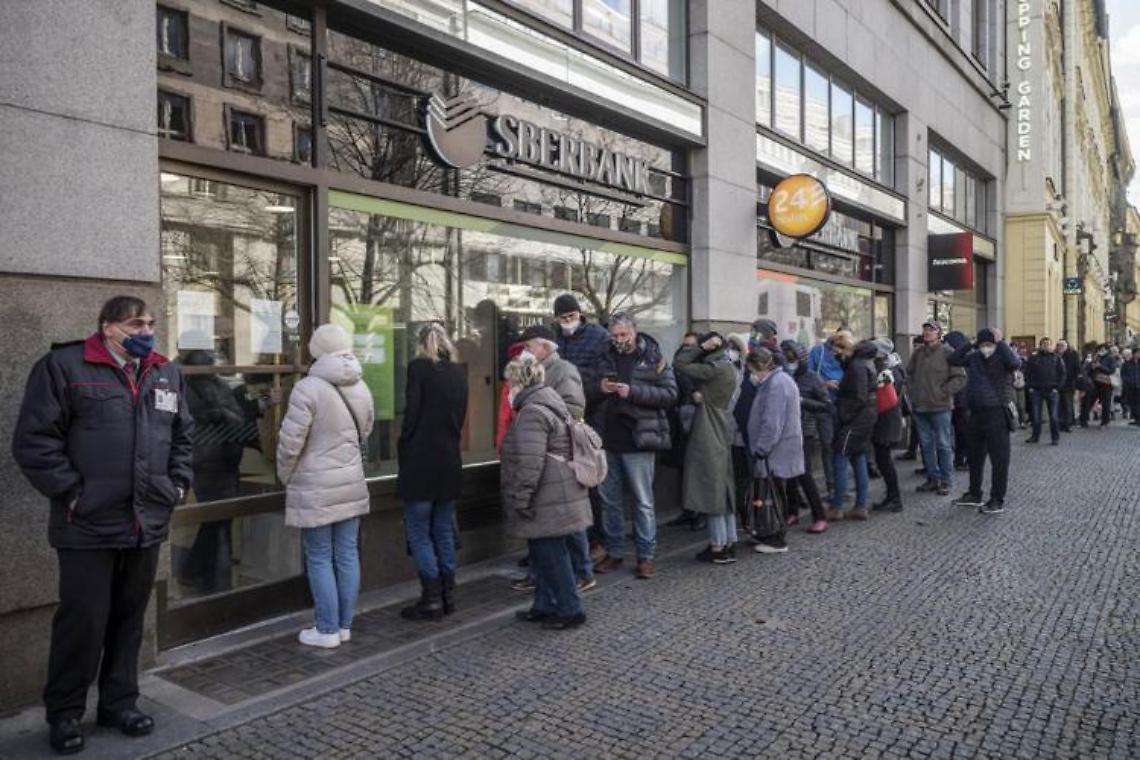 Guerra Ucraina: crolla il Rublo, lunghe file ai bancomat