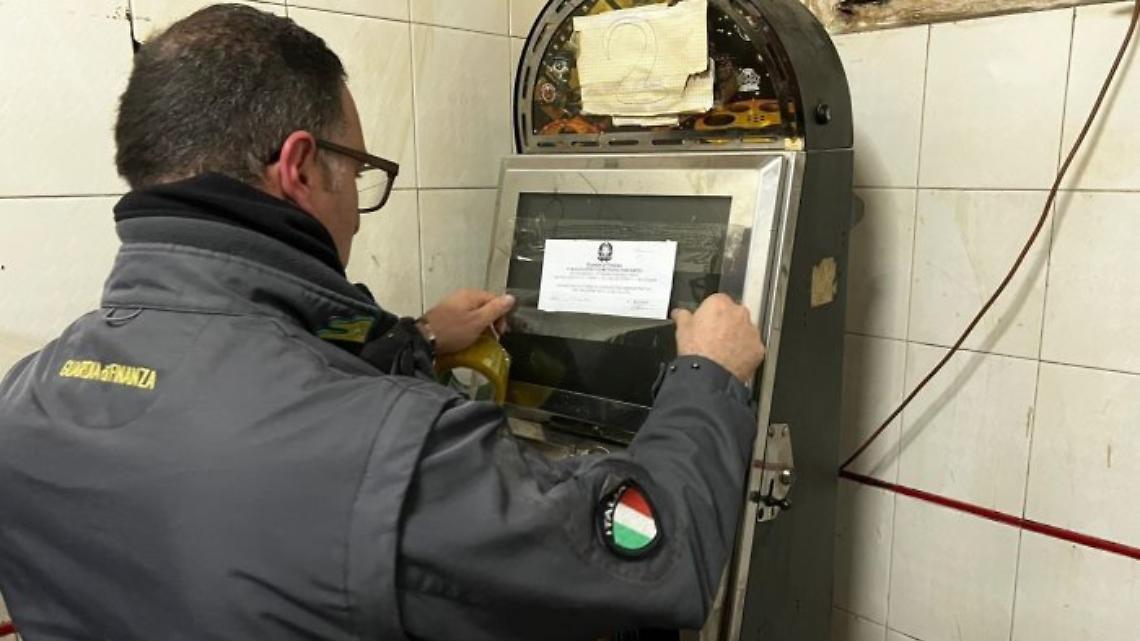 Prestanome per le slot illegali del clan, sette arresti