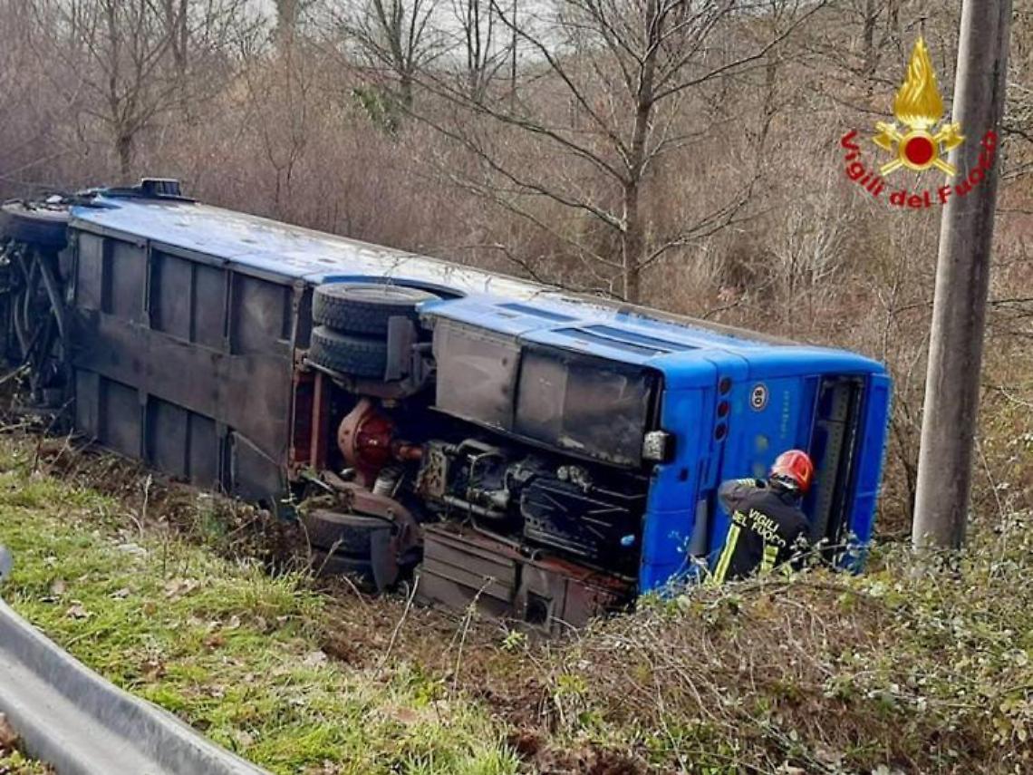 Autobus con 40 studenti si ribalta: grave l’autista