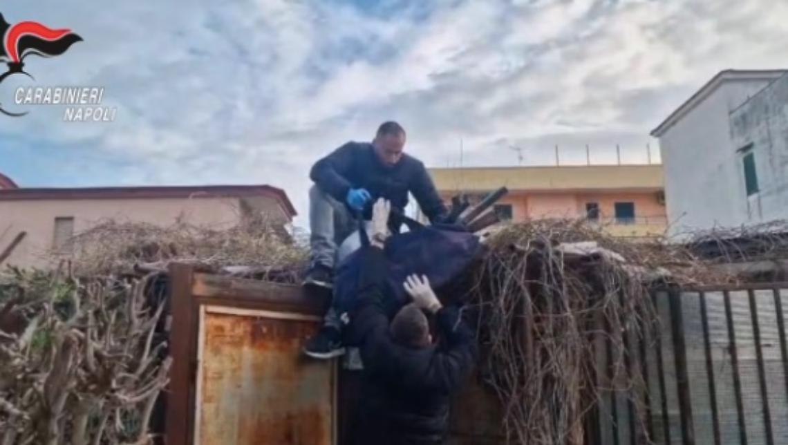Arsenale da guerra scovato sui tetti delle palazzine popolari a Castellammare 