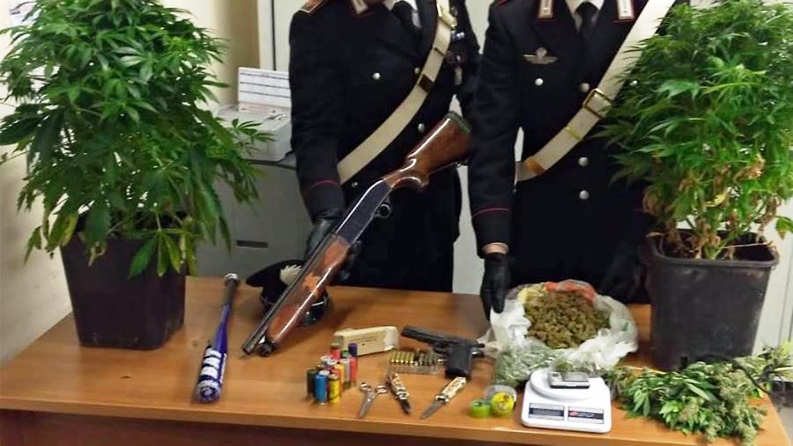 Rapporto sessuale sotto la minaccia di una pistola, arrestato con la moglie