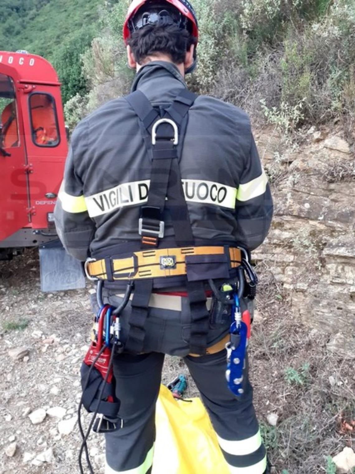 Finisce in un dirupo: escursionista salvo, muore il cane