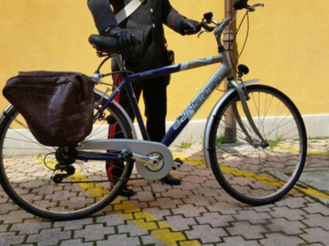 Spintona un 13enne e gli ruba la bici, arrestato 49enne 