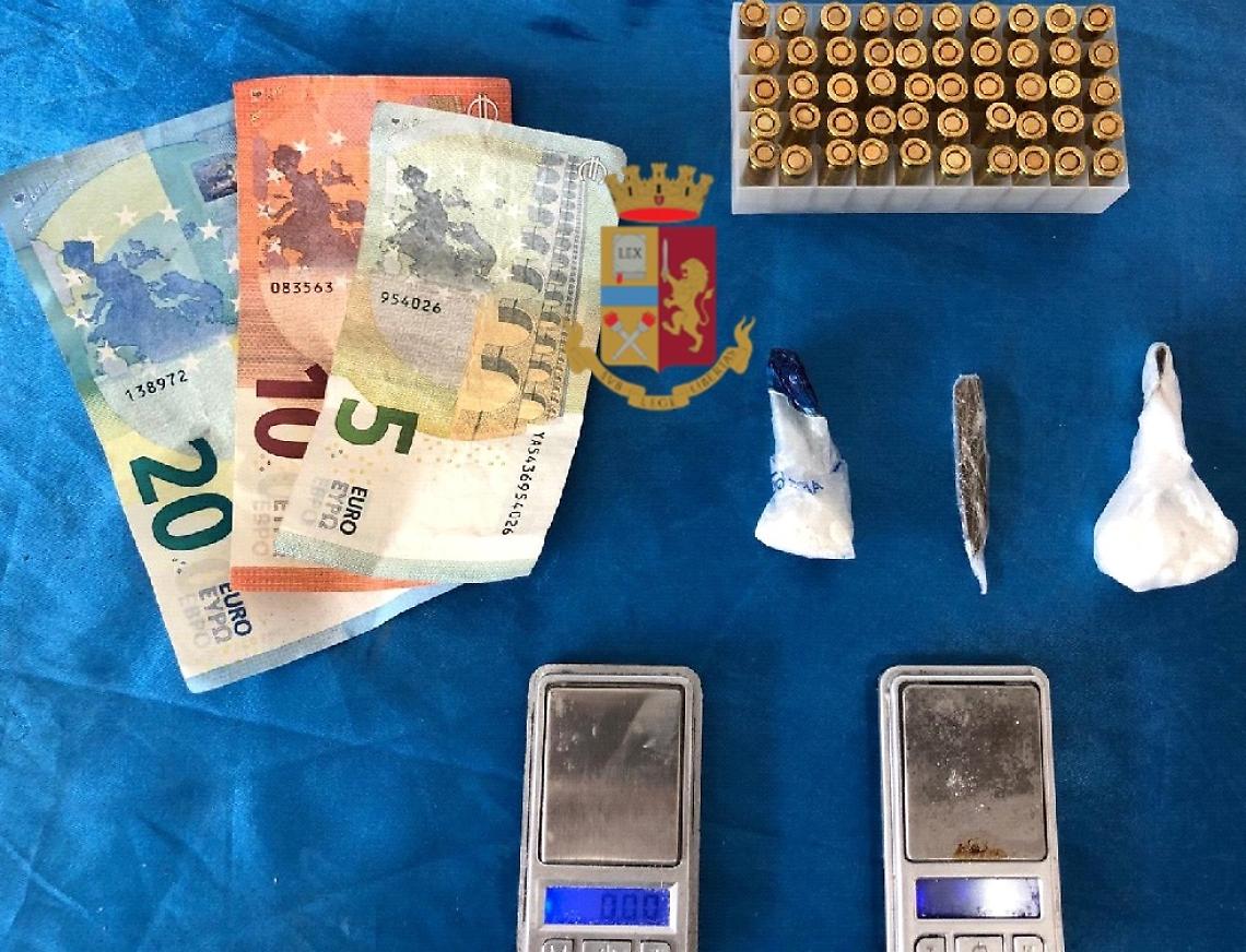 Droga nascosta nel muro dell'androne, un arresto