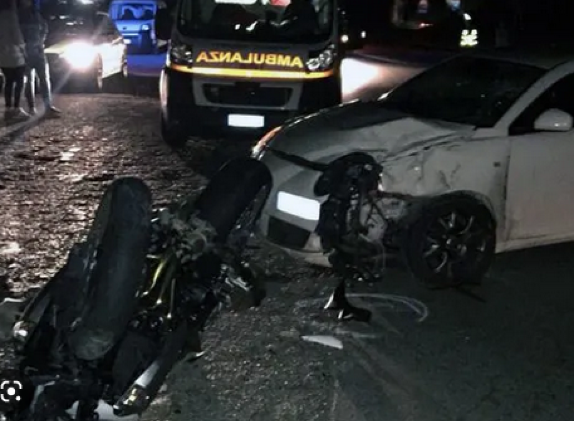 Schianto nella notte tra auto e moto, un morto e un ferito