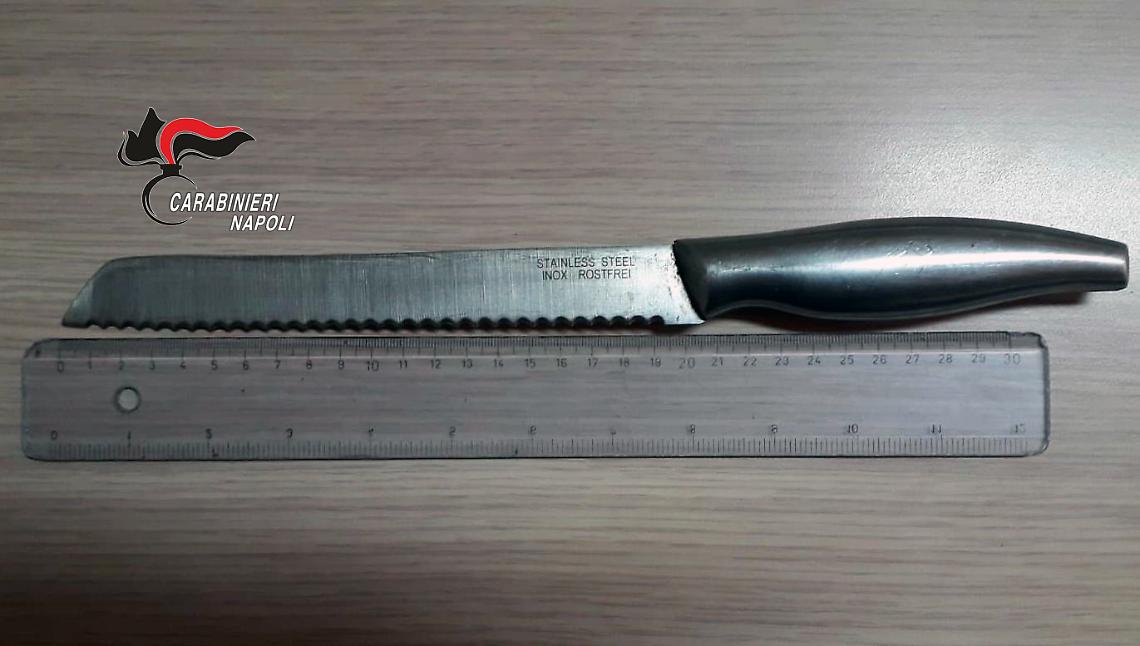 Casandrino, presi su uno scooter rubato e con un coltellaccio 