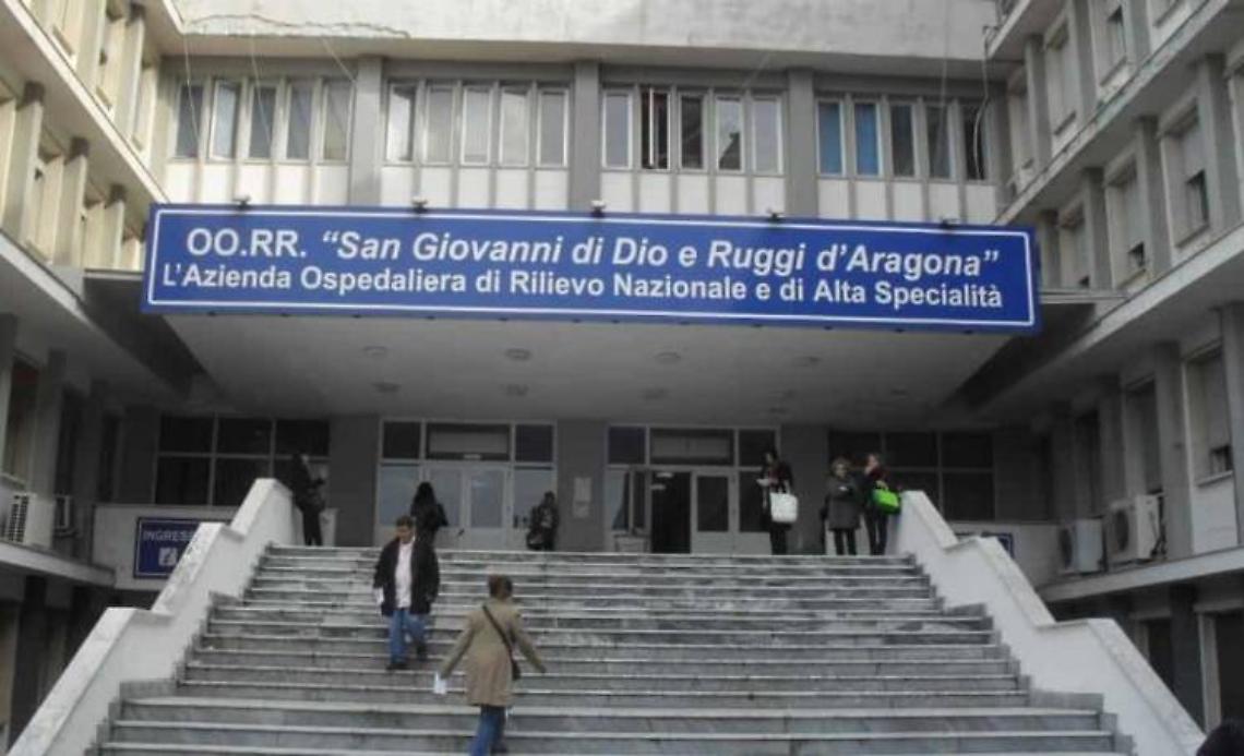 Liste d'attesa bypassate, ai domiciliari docente universitario