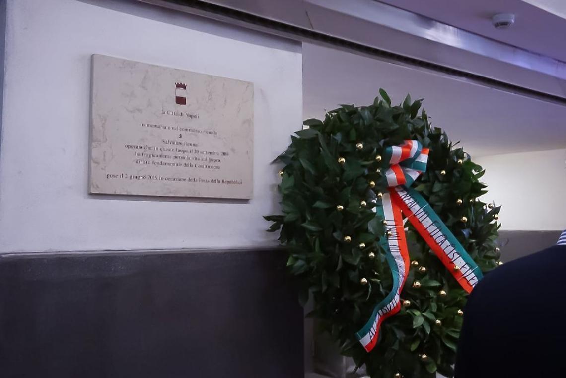 Napoli, corona di fiori in memoria dell'operaio morto nel cantiere della metro