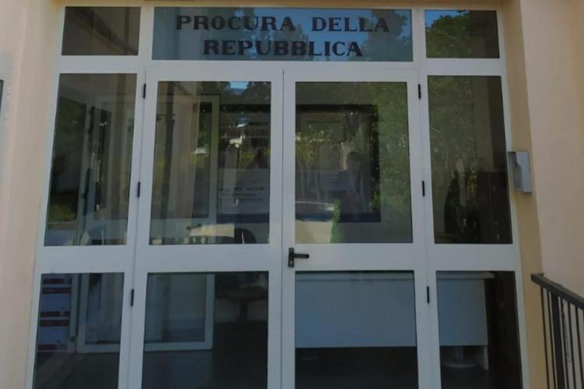Grillo, i genitori della ragazza: «Video gira tra amici, corpo come trofeo»