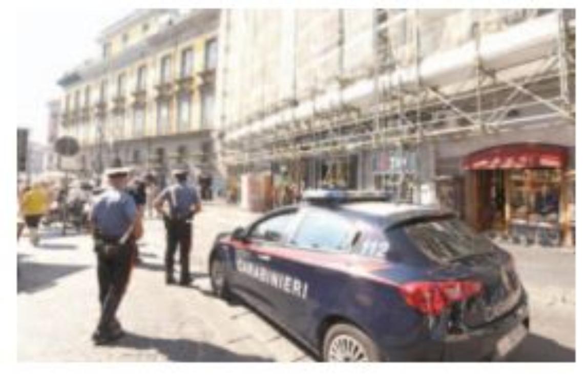Scippo in via Toledo, specialista in manette