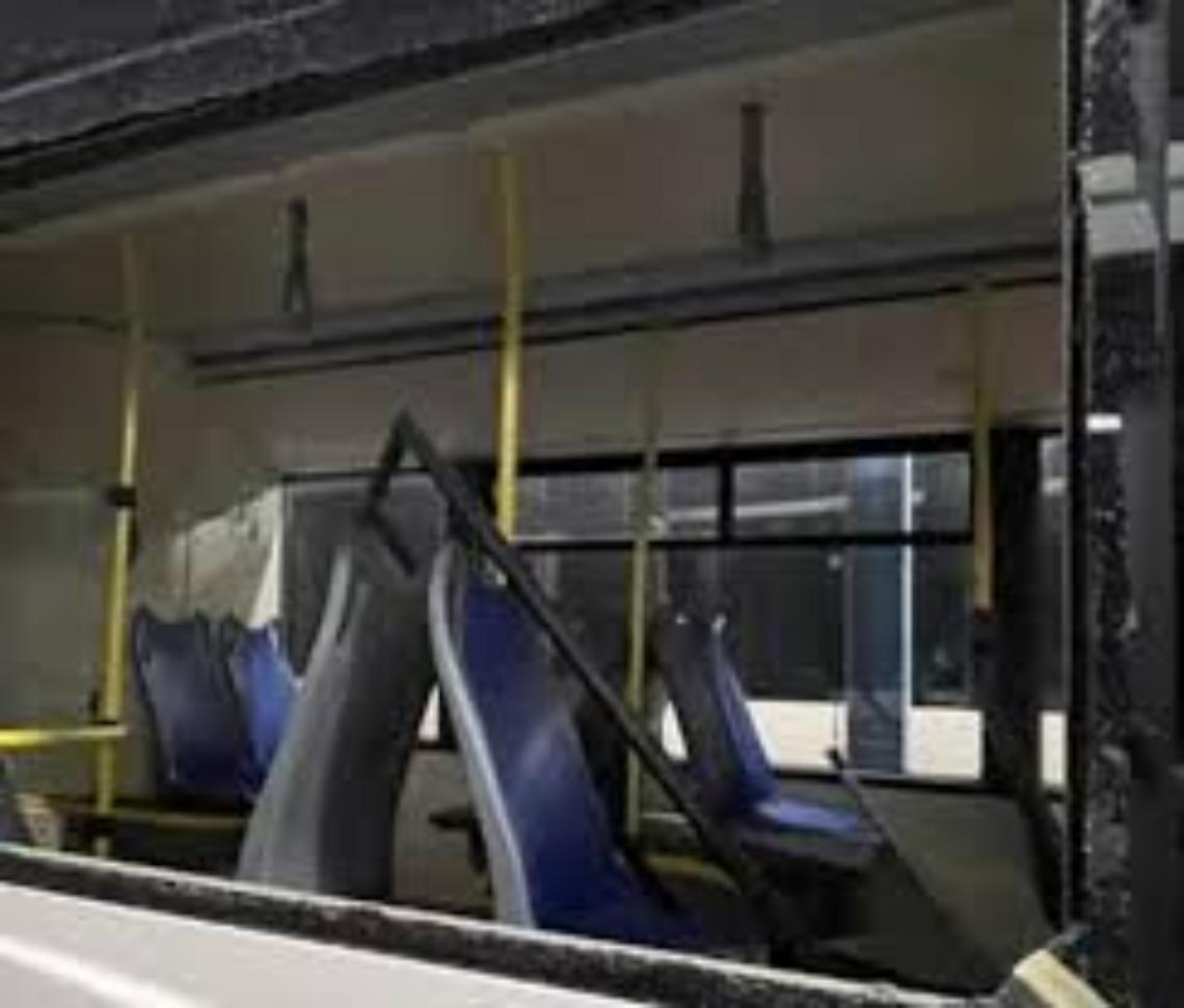 Fermano il bus e lo vandalizzano: è caccia ai delinquenti
