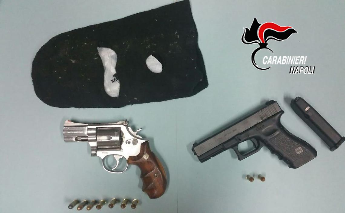A 17 anni con pistole, droga e passamontagna