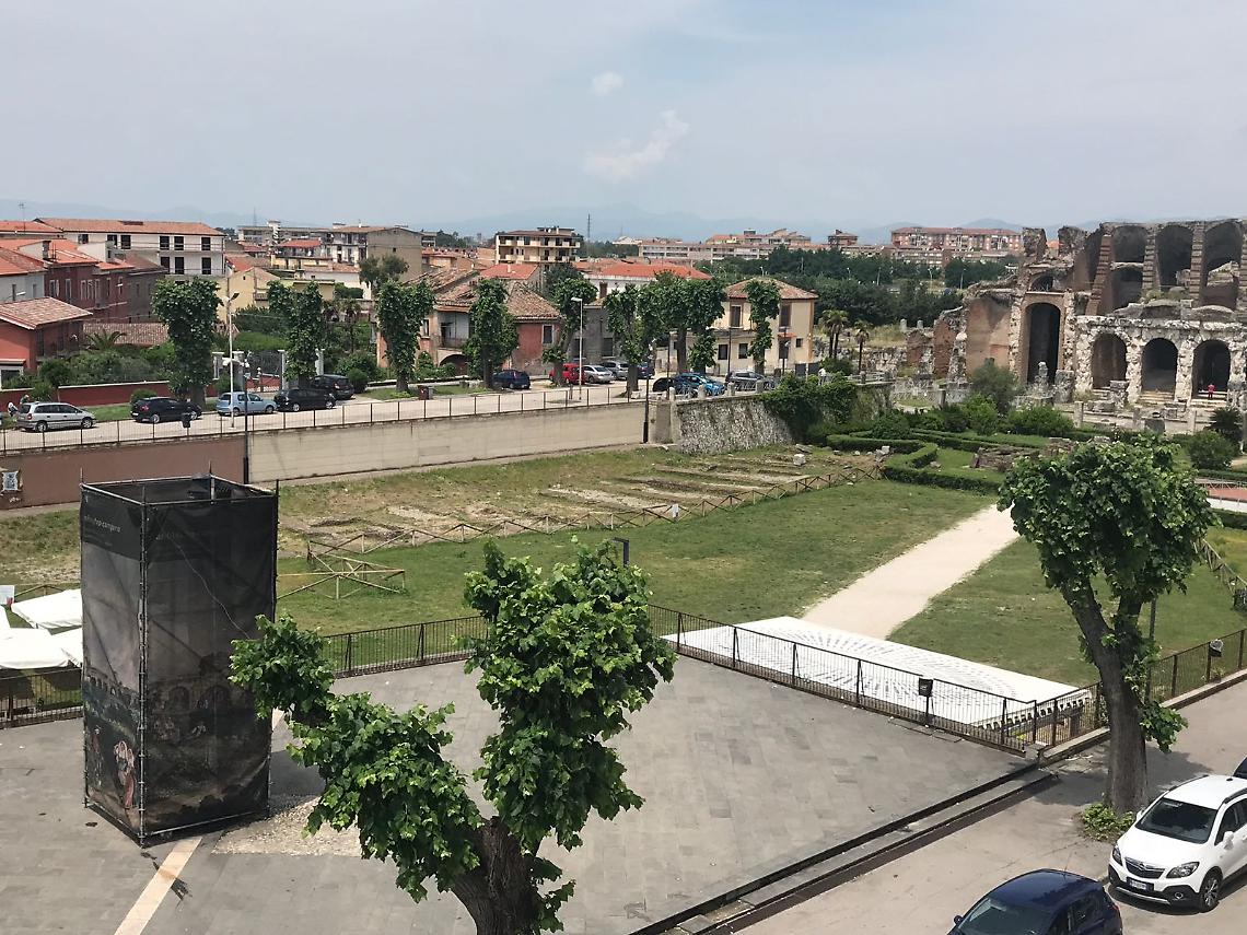 Abusi davanti all'Anfiteatro di Santa Maria Capua Vetere