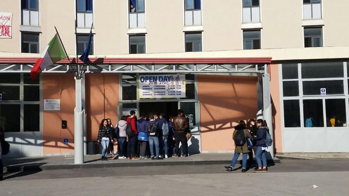 Ritrovata la studentessa sparita dal Liceo Scientifico di Castellammare di Stabia. Allarme rientrato