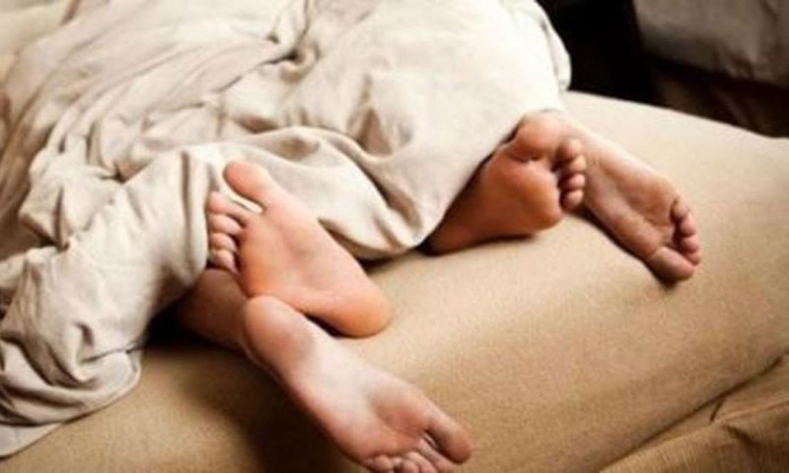 Muore durante il sesso, la fidanzata: “Mi è crollato addosso”