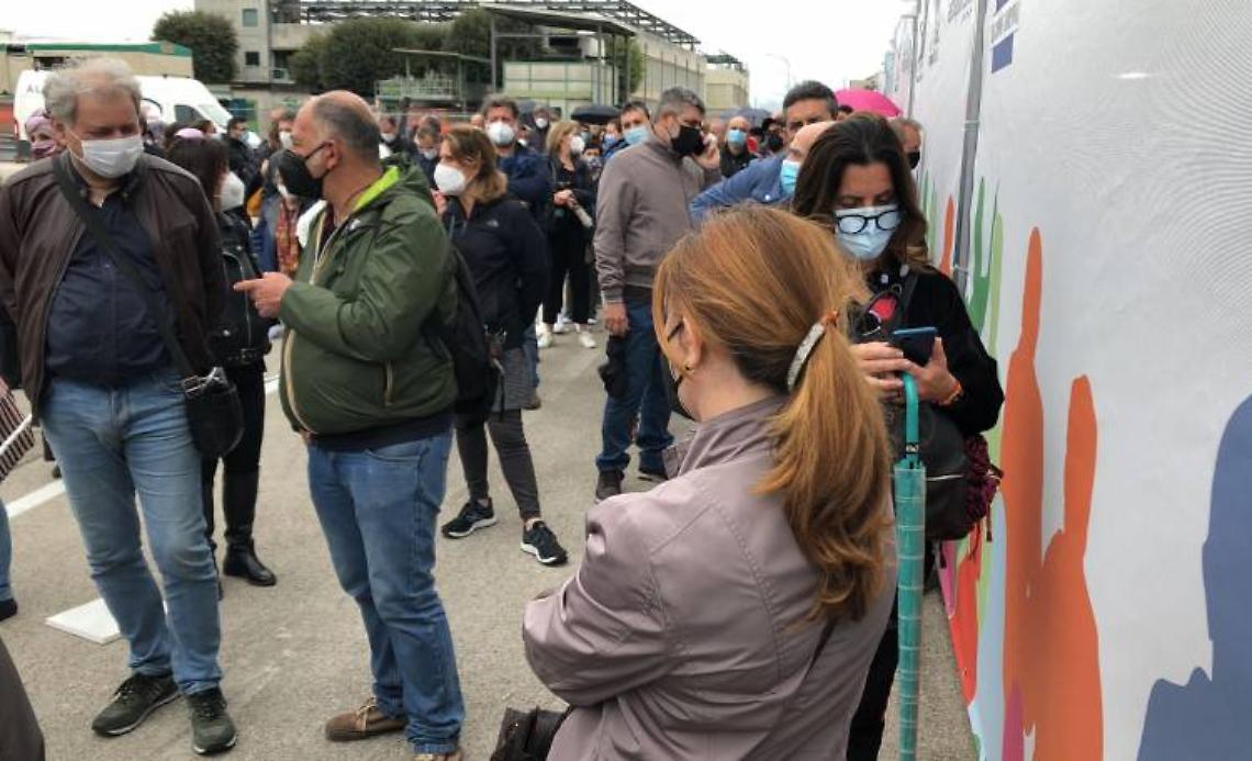  Follia a Napoli, uomo pretende  vaccino e rompe una costola a guarda giurata: «Voglio la seconda dose»